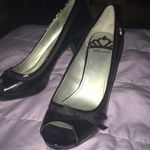 Fergalicious women’s size 8 open toe heels